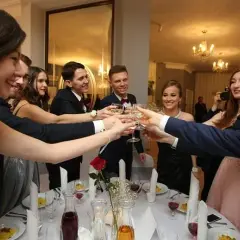 Jak zaprosić na studniówkę? Pomysły i porady na niezapomniane "promposal"