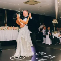 Para weselna tańczy przy fontannach iskier.