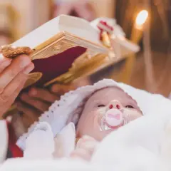 Ile trwają chrzciny? Czas ceremonii i przyjęcia - poznaj ramy