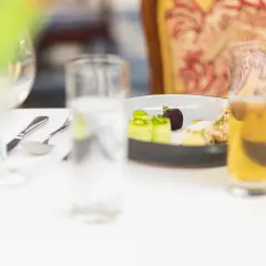 Napoje na komunię: ile litrów na osobę? Sprawdź przelicznik!