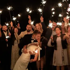 Konfetti na ślub: wybierz idealne i zrób furorę!