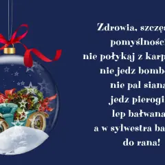 Szklana bombka z zabytkowym autem i wieńcem, zawieszona na czerwonej wstążce.