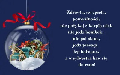 Szklana bombka z zabytkowym autem i wieńcem, zawieszona na czerwonej wstążce.