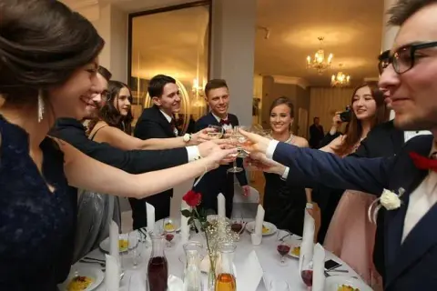 Jak zaprosić na studniówkę? Pomysły i porady na niezapomniane "promposal"