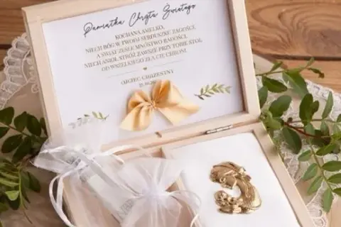 Co na chrzciny od chrzestnego? Pomysły na prezent i kwoty