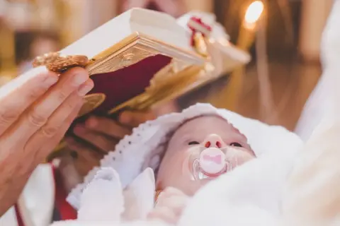 Ile trwają chrzciny? Czas ceremonii i przyjęcia - poznaj ramy