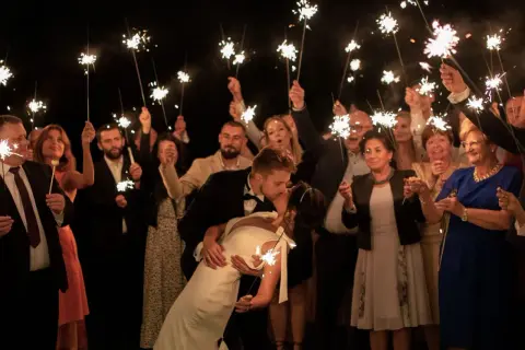 Konfetti na ślub: wybierz idealne i zrób furorę!