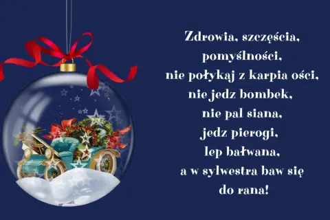 Szklana bombka z zabytkowym autem i wieńcem, zawieszona na czerwonej wstążce.