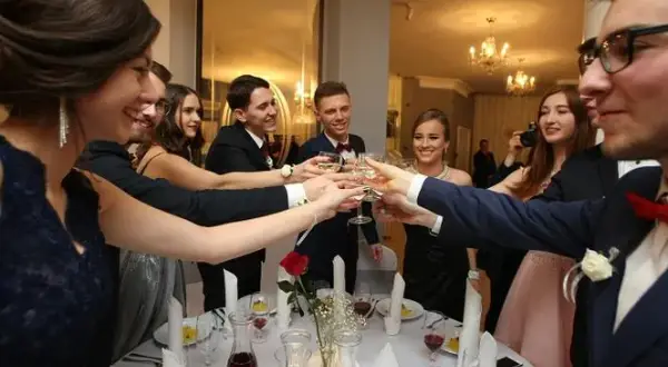 Jak zaprosić na studniówkę? Pomysły i porady na niezapomniane "promposal"