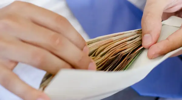 Ile dać do koperty na wesele w 2026? Praktyczny poradnik
