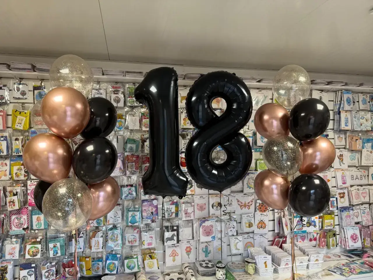 Balony na 18. urodziny: czarne cyfry 1 i 8, bukiety z różowymi, czarnymi i brokatowymi balonami. Zastanawiasz się, ile kosztuje balon?