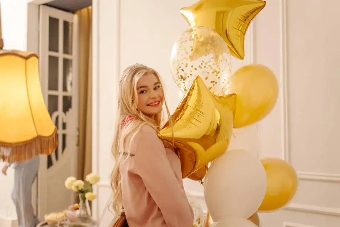 Zdjęcie Ile trzymają balony z helem? Sprawdź czas unoszenia!