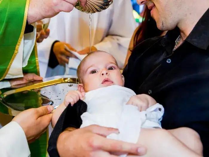 Zdjęcie Ile na chrzciny jako gość? Kwoty i prezenty - praktyczny poradnik