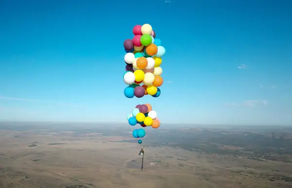 Ile balonów uniesie 1 kg? Poznaj obliczenia i sekrety!